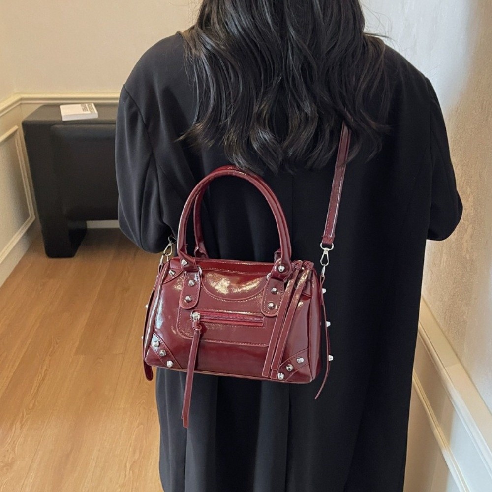 Fashion Rivets Pillow Bag Larg - Top Handle Patent Bag บทวิจารณ์และราคา