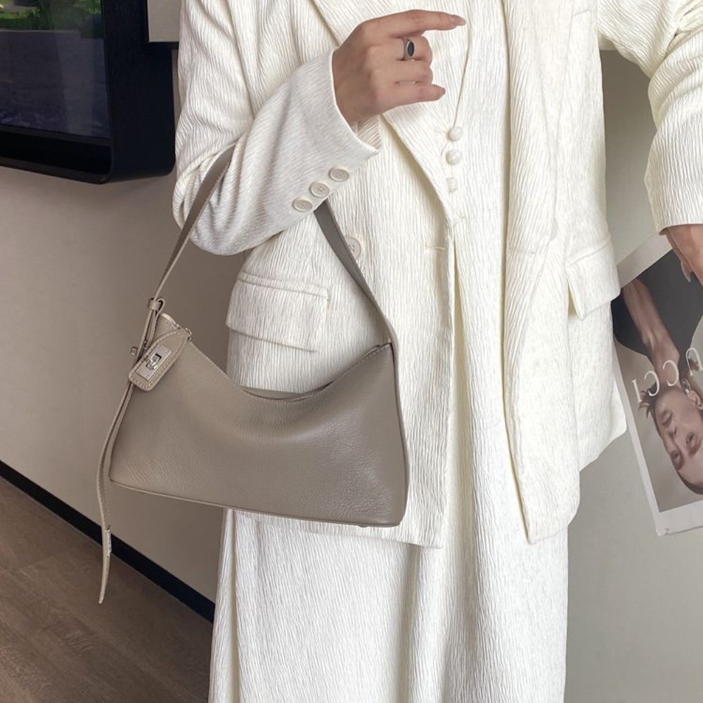 Grain Cowhide French Underarm  - Luxury Bags Consignment บทวิจารณ์และราคา